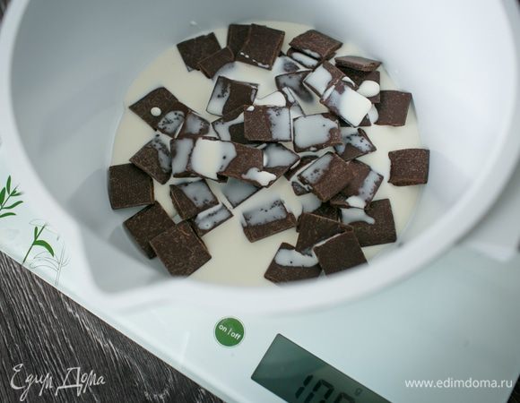 А теперь сделаем ганаш из темного шоколада для «шапочки», которая будет украшать торт. Для этого возьмем 70 г темного шоколада, 30 г сливок (33%) и 8 г сливочного масла. Если не любите темный шоколад, можно заменить его на молочный или смешать с молочным. Но темный будет смотреться эффектнее.