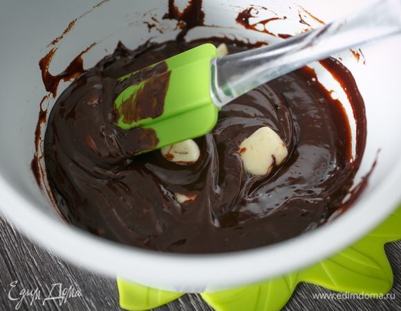 Растопим шоколад и сливки на водяной бане, когда немного остынет, добавим масло. Тщательно перемешаем.