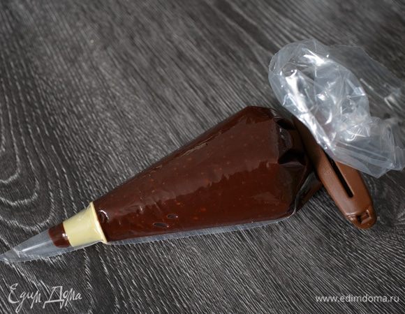 Перельем в кондитерский мешок и оставим до сборки торта при комнатной температуре. Если перед тем, как украшать торт, вы почувствуете, что ганаш стал очень густым, то нужно будет его разогреть (прямо в мешке) в стакане с кипятком.