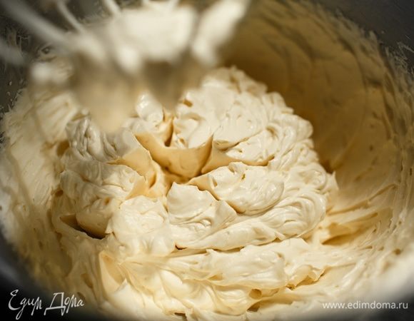 Добавим творожный сыр и карамель, которую мы оставили при приготовлении карамельного желе. Взобьем на большой скорости, чтобы не осталось никаких комочков. Теперь нужно переложить крем в 2 кондитерских мешка и убрать в холодильник не меньше, чем на час.