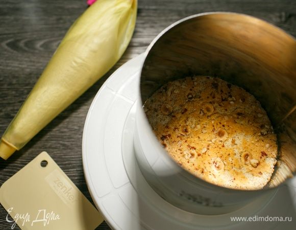 Приготовим форму диаметром 16 см для сборки торта. Можно собирать и без формы.