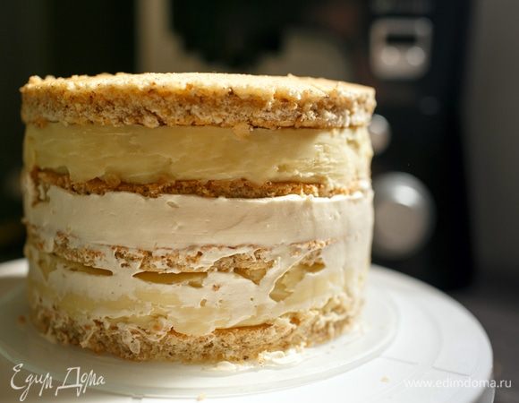 Последовательность сборки сфотографировать я не смогла, так как была глубокая ночь, и у меня уже не было сил, но я ее перечислю на фотографии разреза. В том месте, где начинка из карамели, по бокам основной крем.