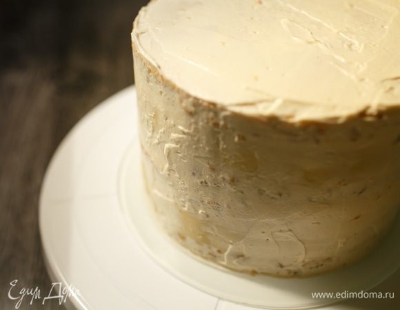 Когда соберем все коржи и начинки, лучше сделать обмазку (примерно как на фото) тонким слоем крема и убрать в холодильник хотя бы на полчаса. Крем будет лучше держаться на торте с базовой обмазкой. Затем нанести основной слой крема и убрать в холодильник на ночь.