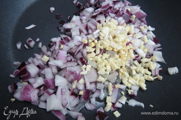 Лук и чеснок нарезать кубиками и обжарить до готовности на растительном масле в кастрюле или глубокой сковороде, где будет готовиться рис.