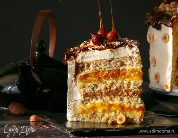 Последовательность сборки торта такая (снизу вверх): фундучный бисквит, тонкий слой белого ганаша, компоте из кураги, тонкий слой белого ганаша, бисквит, карамельное желе, бисквит, белый ганаш, компоте из кураги, белый ганаш, бисквит.