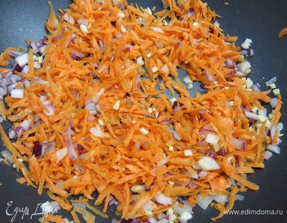 Морковь натереть на крупной терке, добавить в сковороду к луку и чесноку.
