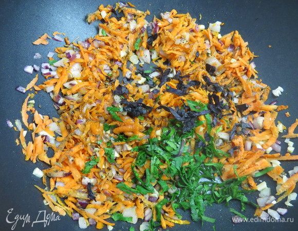 Добавить мелко нарезанный свежий базилик и петрушку, сухой базилик, соль (я соль не добавляю, мне хватает солености соевого соуса) и черный свежемолотый перец. 