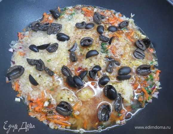 Сверху выложить разрезанные пополам маслины без косточек. Накрыть крышкой и готовить на маленьком огне приблизительно 15–20 минут.