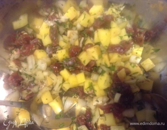 Мясо (говядина в самый раз), картофель, лук нарезали кубиками небольшими, зелень нашинковали, перец подавили, соль, все перемешали. 
Тесто либо готовое, кому лень, а можно, как в рецепте «Кыстыбый весенний».
Да просто, вроде: мука — 1 кг, мед — 2–3 ложки, дрожжи сухие — 2 ч. л., масло растительное — 3 ст. л., чуть соли, воды теплой 500 мл, перемешали, постояло-набухло... Красота!