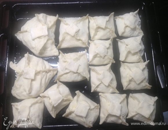 Укладываем смесь мяса-картошки-лука-зелени в «пирожки»:)
Конечно, классика эчпочмак, собственно, из перевода с тюркских языков — «треугольной» формы. Но зачем себя ограничивать?
В середине «пирожков»-разноугольников — отверстие сперва.