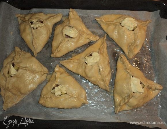 Это вот когда классика. Рука тут, конечно, видна мужская и не опытная:) Формы неправильные, краешки не строгие.
Ну да, хэнд мэйд:) В каждый «пирожок» — кусочек масла сливочного.