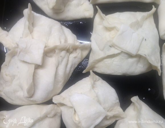 Ну, и в конце прикрыли эти отверстия кусочком теста, «крышечкой».