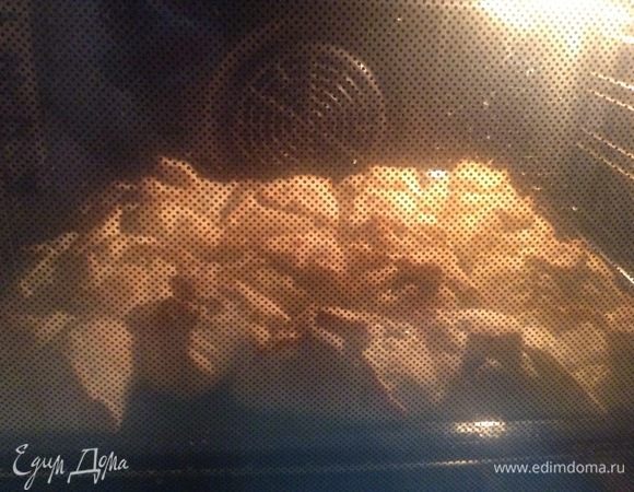 В духовку. В отличие от всего другого «запекаемого», не знаю уж, правильно ли делаю, эчпочмаки ставлю в холодную, температуру на 200°С.