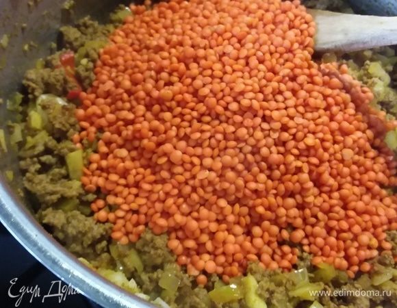 Отправить в кастрюлю чечевицу и перемешать. 
