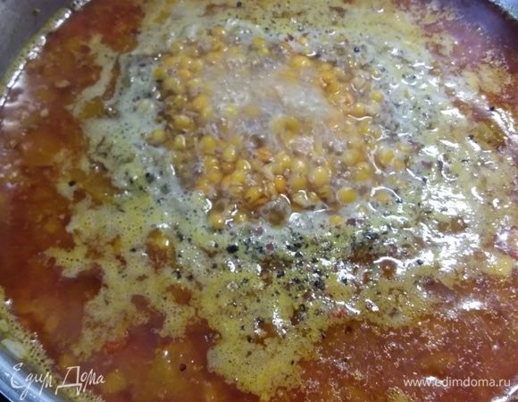 Влить бульон и воду, варить на медленном огне 20 минут. 