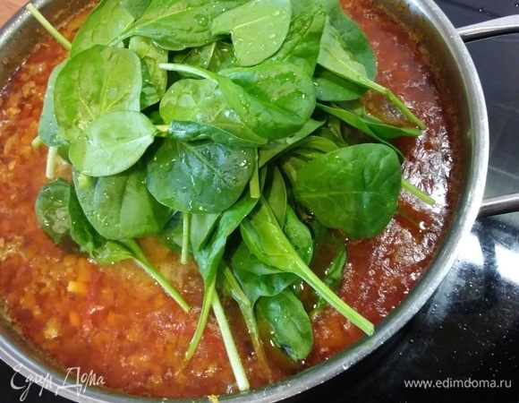 В конце варки (чечевица должна уже быть готовой) добавить промытый шпинат, посолить, поперчить и добавить лимонный сок. 