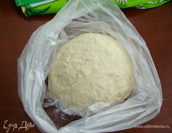 Тесто завернуть в пакет и оставить на столе на полчаса.