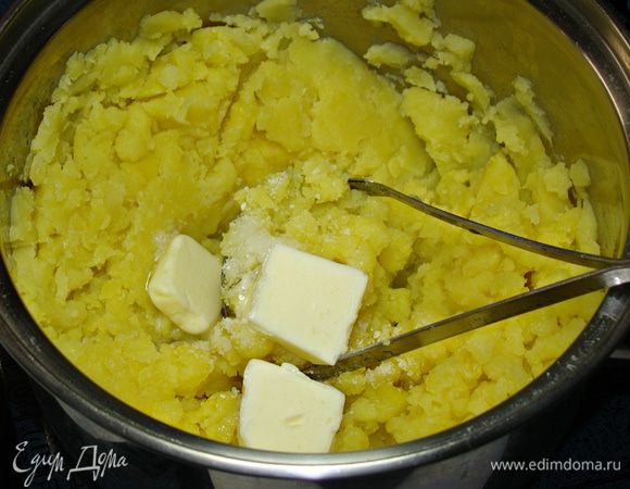 Картофель отварить, слить воду, посолить по вкусу, добавить сливочное масло и сделать густое пюре. Я в пюре добавила нашинкованный укроп (это по желанию).