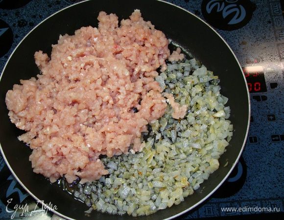 Лук мелко нашинковать, обжарить и к луку добавить фарш, перемешать и все обжарить.