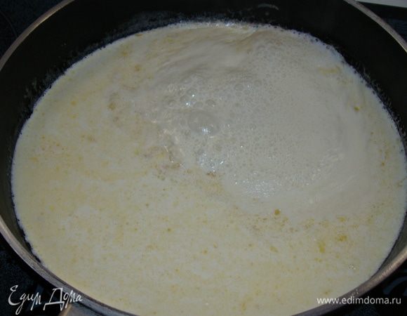 Затем постепенно вливать сливки и при постоянном помешивании довести до загустения.