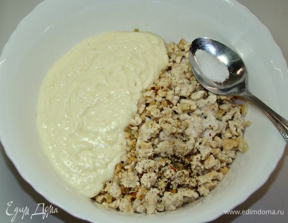 Готовый соус добавить к мясному фаршу. Все посолить, поперчить по вкусу и перемешать до однородности.