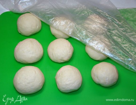 Тесто разделить на 9 одинаковых частей, подкатать каждую часть в шарик, все накрыть пленкой и оставить минут на 15. Из муки и кукурузного крахмала подготовить смесь для раскатки теста.