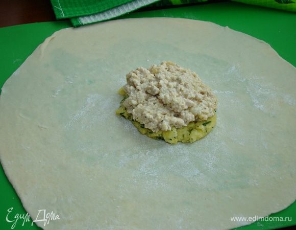 В середину положить ложку картофельного пюре, сверху положить мясную начинку. Края лепешки собрать в пучок.