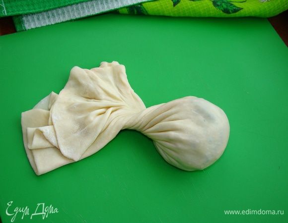 Собранный пучок в виде мешочка перекрутить в виде узелка.