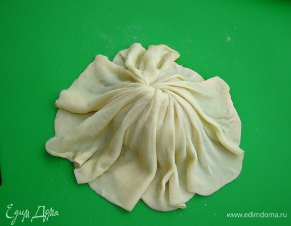 Края раскрыть и заправить вниз, формируя самсу.