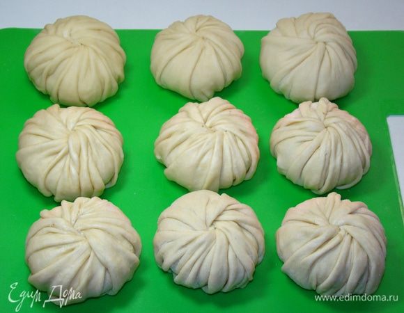 Готовую самсу смазать растопленным сливочным маслом и выпекать в разогретой до 190°С духовке до румянности.