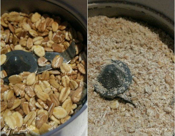 В кофемолке перемолоть мелко хлопья, можно взять просто овсяные, у меня мои любимые (4 злака). Добавить к фаршу.