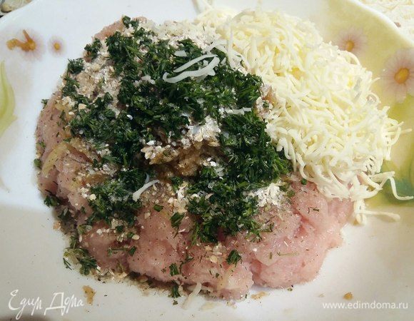 Соль и нарезанную зелень укропа. Именно укроп и ничего другого. Вкус укропа в биточках будет восхитительный. Все тщательно перемешать.