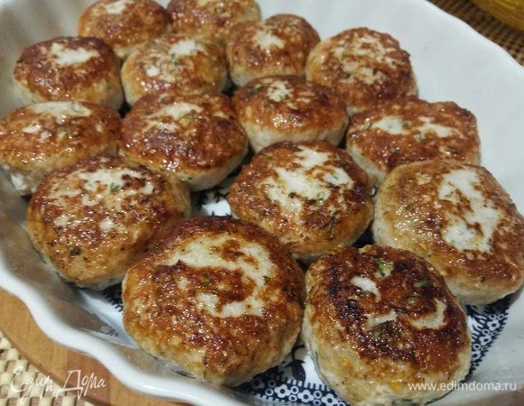 Уже на этом этапе биточки готовы к употреблению. Но мне захотелось их украсить помидорной шляпкой:) 
В форму все не вошли, поэтому часть из них у меня осталась в таком виде, а остальные пошли греться в духовку с дополнением помидорчиков.