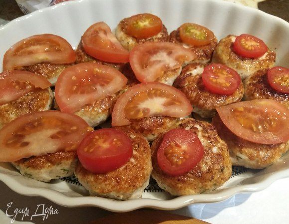 Я взяла черри и обычные помидоры, нарезала обычные, и оказалось, что кружок помидора больше по размеру, чем биточек, поэтому я разрезала колечко пополам. Черри, как оказалось, наоборот меньше по размеру. В общем, поэкспериментировала немножко:) Биточки выложить в форму для запекания, смазав форму растительным маслом. На каждый биточек выложить кусочек помидора.