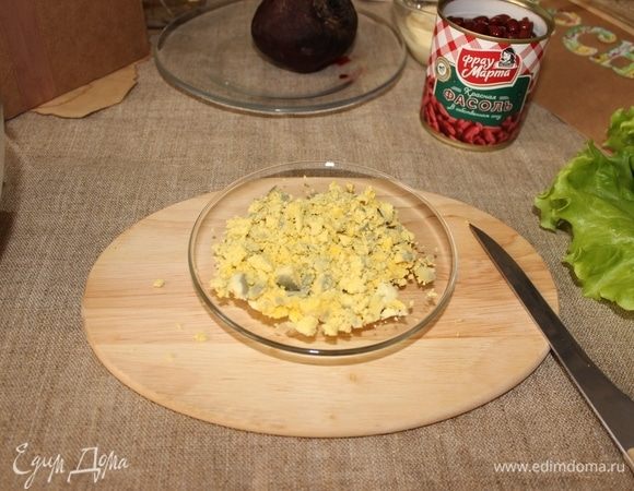 Желтки из мельчаем, часть нам понадобятся для украшения, остальную часть можно высыпать в салатницу.