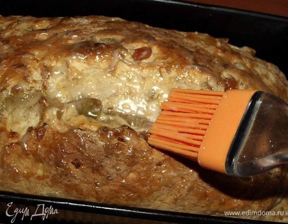 Пока печется хлеб, готовим сироп. Сахар и воду соединяем, варим, пока сахар полностью не растворится в воде. Через 40 минут проверить хлеб бамбуковой палочкой, если палочка сухая, то хлеб достать и смазать сиропом. И отправить в духовку еще на 5 минут. 