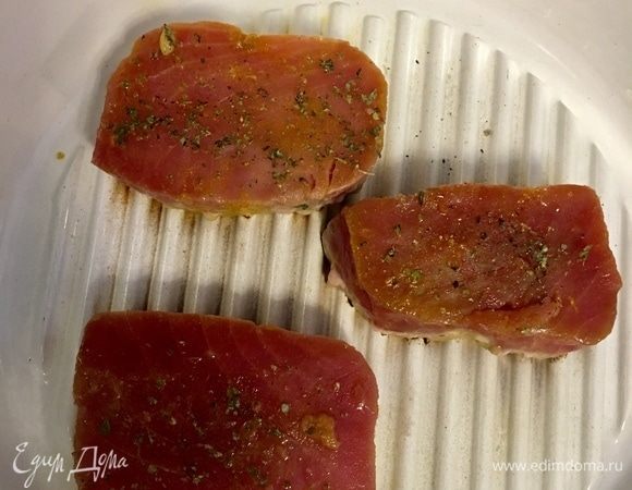 Заранее ставим на разогрев сковороду гриль. И как только она отлично прокалилась, выкладываем на нее стейки. Жарим с двух сторон. Тунец будет готов очень быстро, поэтому не оставляйте его.