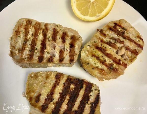 Как только стейки поджарены с двух сторон, снимаем со сковороды.