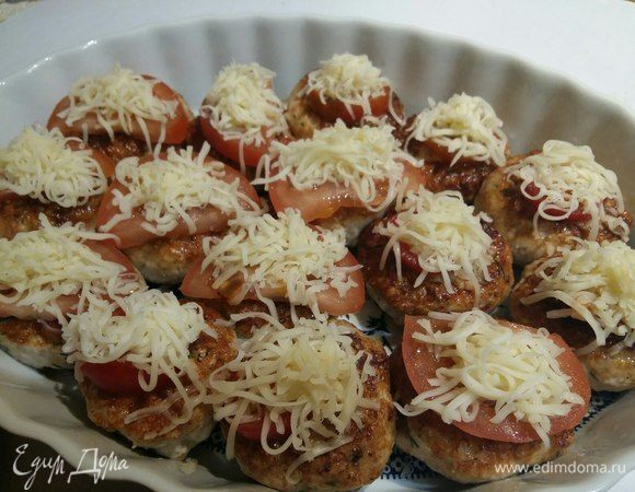 Натереть сыр и выложить сверху. Отправить в духовку до зарумянивания сыра при 200°С на 20–25 минут.