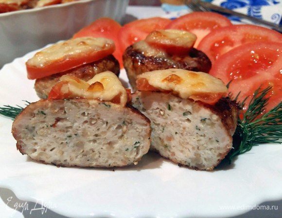 В разрезе видны вкрапления сыра и укропчик.