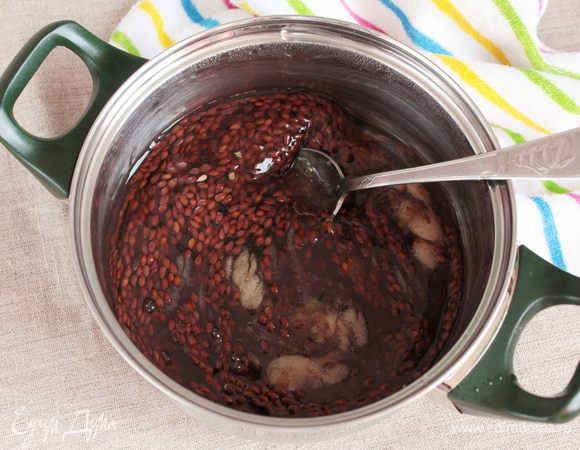 Сначала необходимо приготовить льняной кисель, который будет играть роль яиц при приготовлении бисквита. Готовый кисель можно приготовить за 2–3 дня и хранить в холодильнике. Для приготовления киселя семя льна (4 ст. л.) залить холодной водой питьевой (800 мл), помешивая периодически во избежание прилипания семян ко дну кастрюли, довести до кипения. После закипания варить 1 час с открытой крышкой при легком кипении, периодически продолжая помешивать. Отвар не должен кипеть сильно, а то встречала в рецептах, как авторы пишут, что все выкипело. Должно быть легкое побулькивание. При первом закипании жидкость может «сбежать», потому не просмотрите, чтобы потом не пришлось отмывать плиту. 