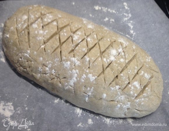 На противень — пергамент, на пергамент — чуток муки, булочку выкладываем с любовью, чуть мукой посыпаем.