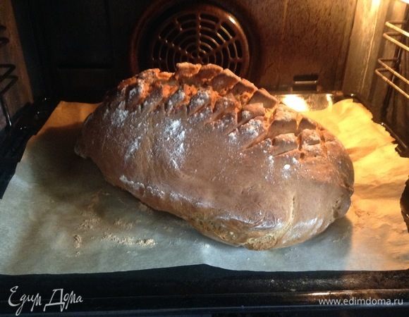 Ставим в предварительно разогретую до 190–200°С духовку, так чтобы верхний и нижний нагреватель оба работали, желательно и принудительная конвекция (вентилятор). Минут через 10 оставляем включенным только нижний нагреватель и так минут 20–25 запекаем. Последние минут 10–15 снова оба нагревателя снизу-сверху и вентилятор.
Общее время от начала до «вытаскиваем» — минут 40–45.