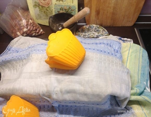 Чуть кисточкой водой обмазали и полотенцем укутали, хорошенько укутали. Пусть отдохнет.