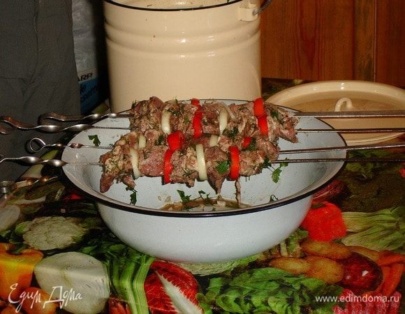 Конечно, при насадке на шампуры и овощ можно разный вперемежку с мяском.
Но лично мое мнение — овощ почти сгорит. Так что его нужно отдельно.