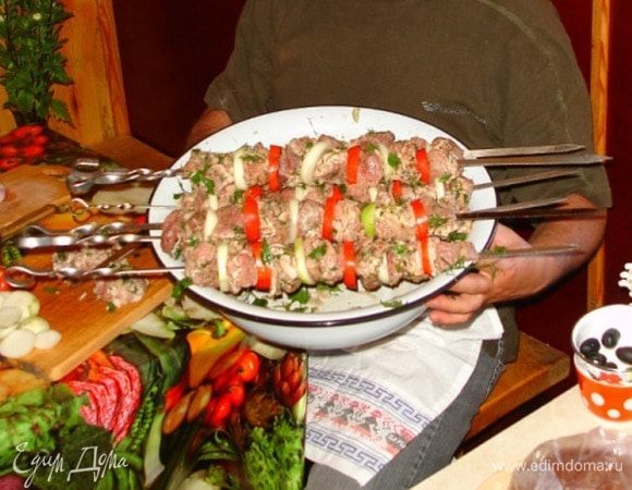 Главное (как и во всех дружеских или семейных блюдах) — настроение и атмосфера. Пора на угли.