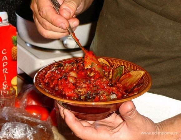 Про овощи:) Я бы предложил их всегда! Сырыми к мясу или отдельно запеченными в/на углях (например, баклажан, он же «синий», мы бросаем прямо в угли). Но!
Из печеных овощей (баклажан, помидор, перец сладкий и чуть чеснока, соли, перца) можно сделать вот такую прелесть (есть рецептик «Соус по мотивам старой армянской сказки»). 
Словами не передать, когда на кусочек готового мяса потом чуть этого чуда.