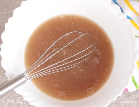 В кисель добавить сахар тростниковый (4 ст. л.) и масло оливковое, или любое растительное (4 ст. л.), взбить миксером или венчиком до однородной консистенции, чтобы не было кисельных сгустков. Иногда сгустки получаются крепковатые, поэтому лучше воспользоваться миксером или даже погружным блендером.