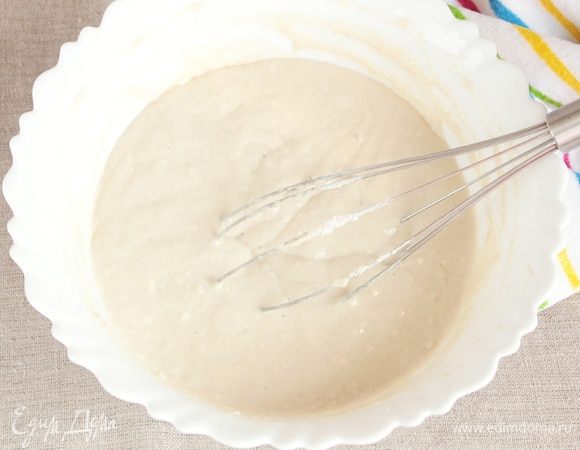 В полученную смесь добавить соду пищевую (2 ч. л. без горки), предварительно гашеную уксусом (1 ч. л.). Тщательно перемешать. Добавить предварительно просеянную пшеничную муку (320 г). Тщательно вымешать тесто. Тесто должно спадать с ложки, как на оладьи. Если получилось намного гуще, то развести теплой водой до необходимой консистенции.