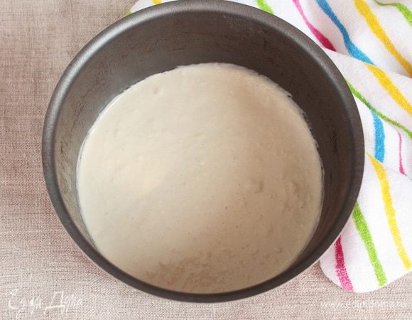 Третью часть теста выложить в небольшую форму для выпечки (16, максимум 18 см диаметр). У меня бисквит не прилипает, но можете подстраховаться и слегка смазать предварительно форму. Выпекать в предварительно разогретой духовке до 180°С, минут 15–25 до готовности. Ориентируйтесь по своей духовке, пожалуйста. Готовность можно проверить лучиной, она должна быть сухой.